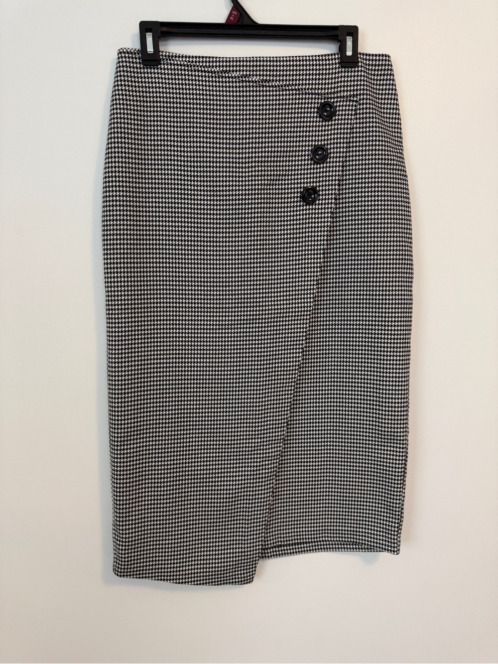 NWOT Vince Camuto Black & White Houndstooth Midi Skirt with Button Accents